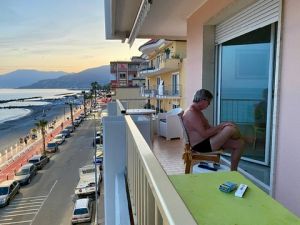 F2D97D89-9241-4BB7-9837-4491C0B71C42 4 5005 c